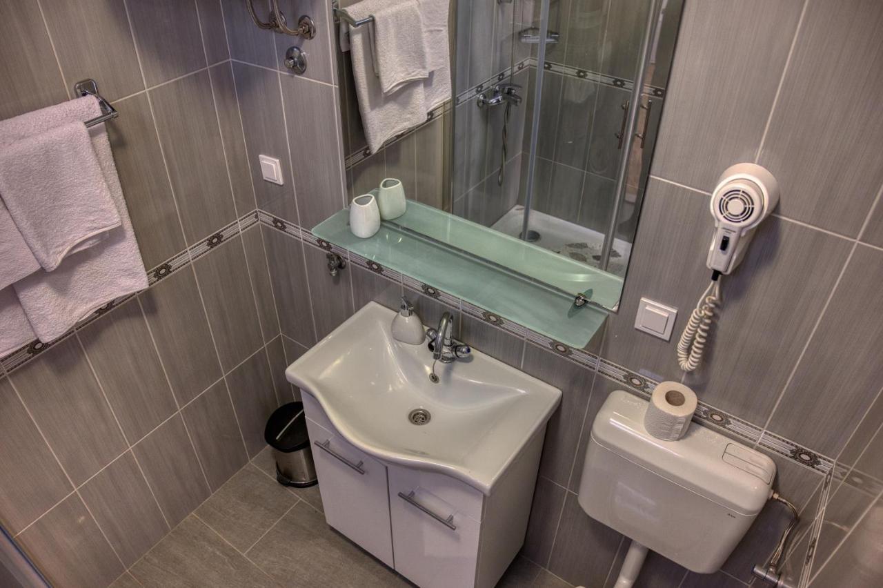 Guesthouse Victoria II Дубровник Екстериор снимка