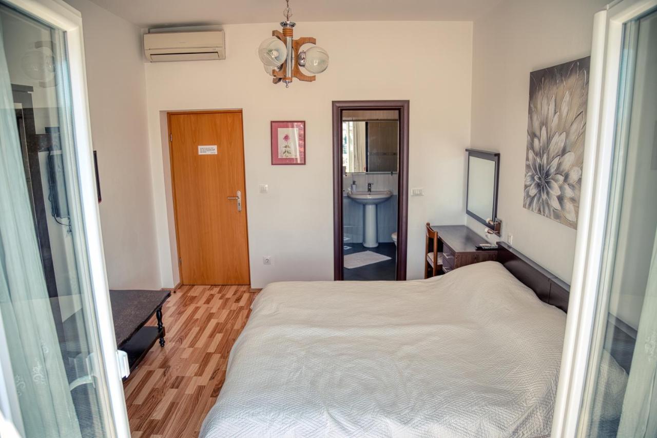 Guesthouse Victoria II Дубровник Екстериор снимка